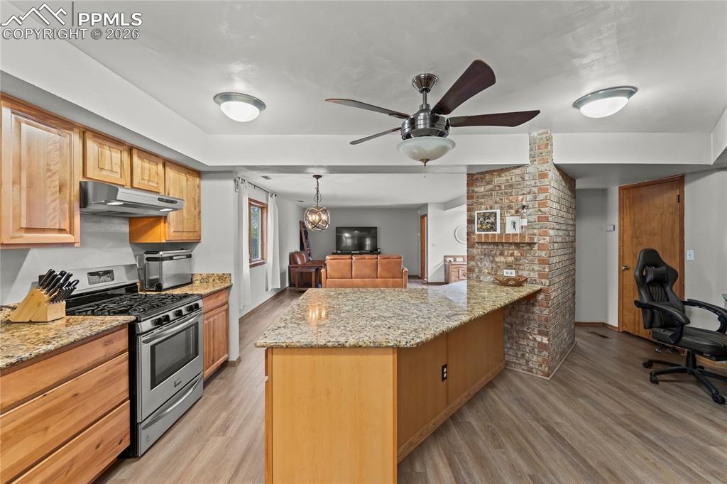 Image 15 of 45: Kitchen