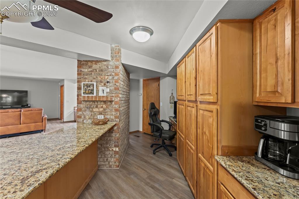Image 17 of 45: Kitchen