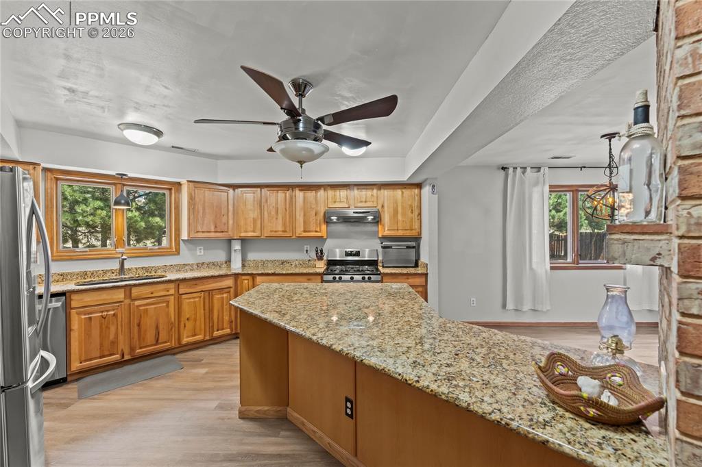 Image 19 of 45: Kitchen