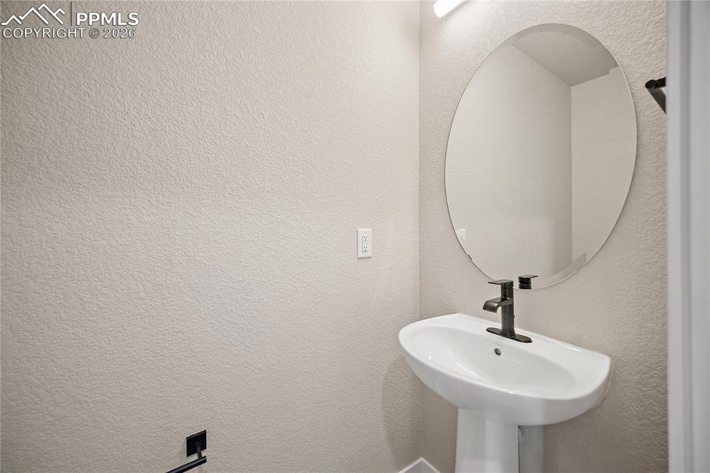 Image 24 of 42: Bathroom