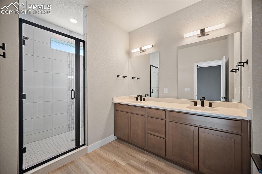 Image 28 of 42: Bathroom