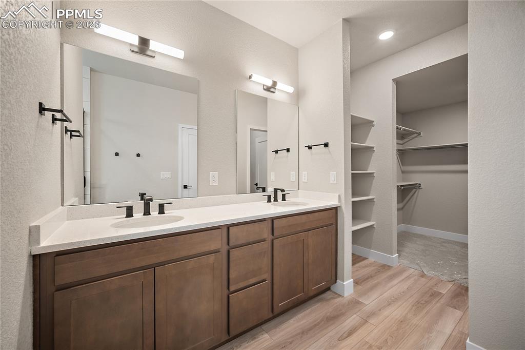 Image 29 of 42: Bathroom