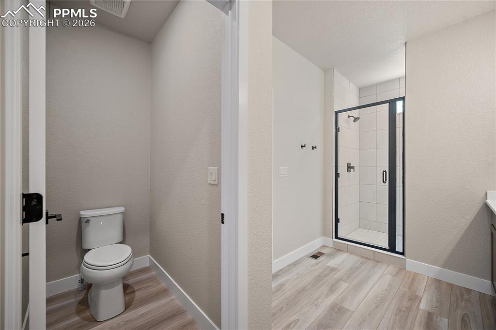 Image 31 of 42: Bathroom