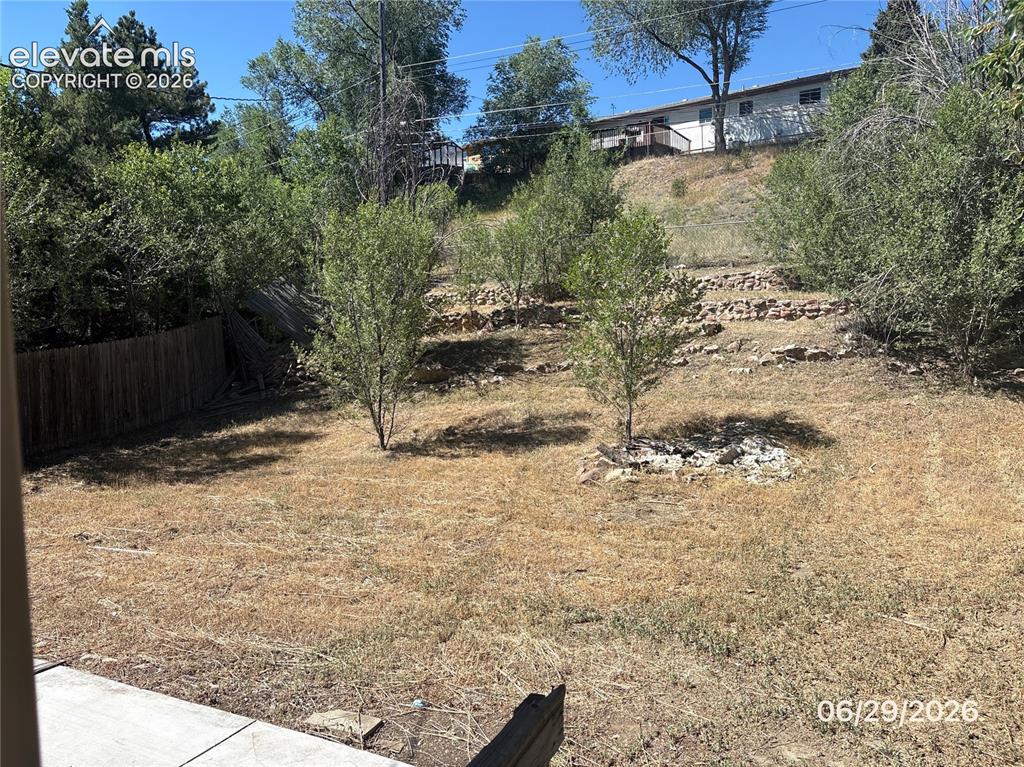 Image 3 of 7: Yard