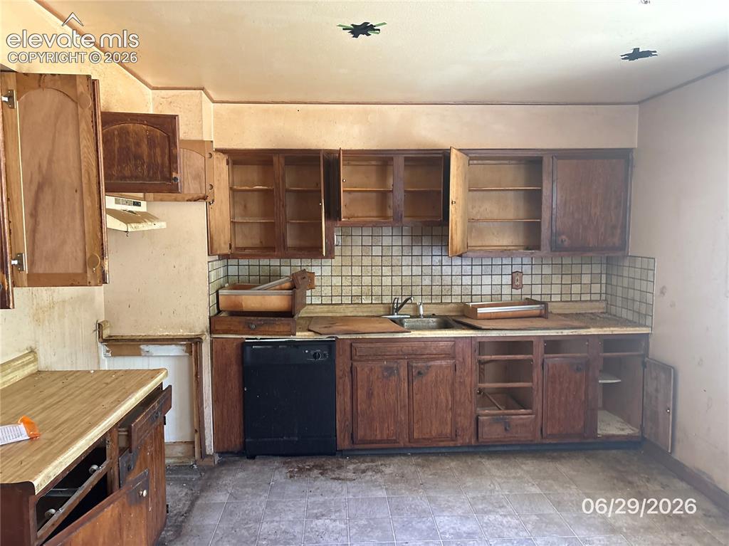 Image 4 of 7: Kitchen