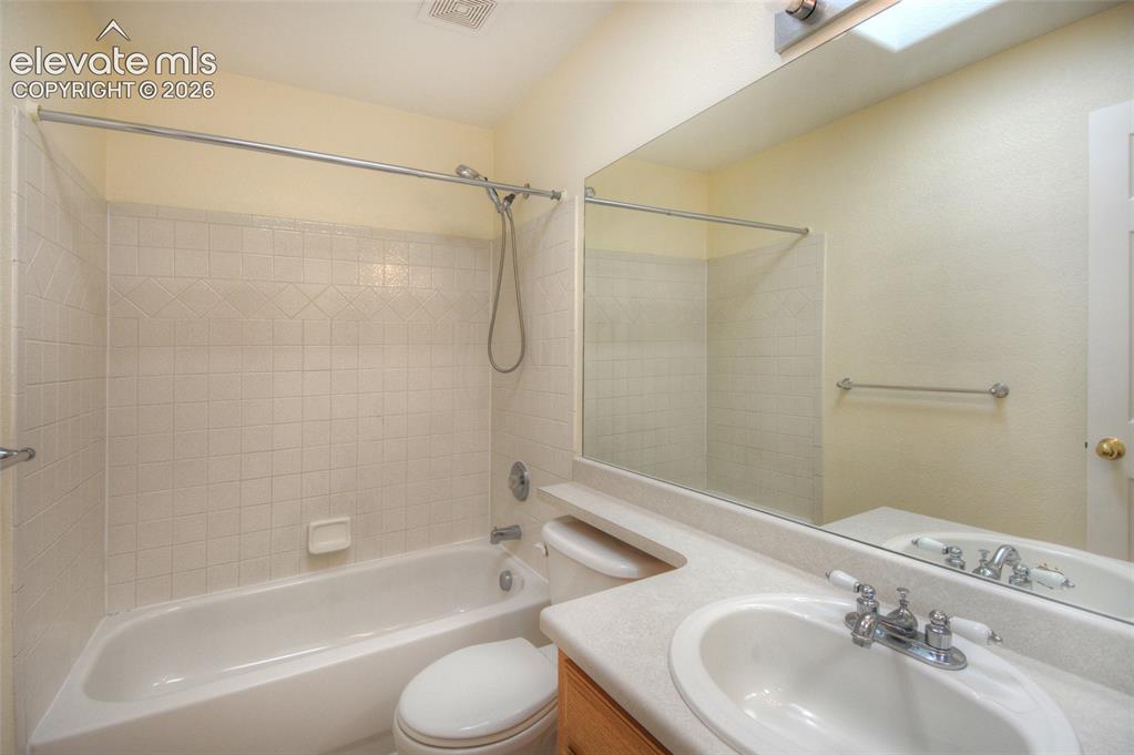Image 17 of 30: Bathroom