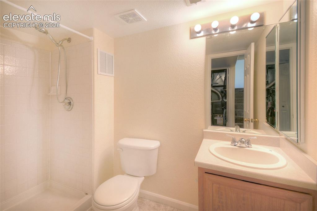 Image 22 of 30: Bathroom