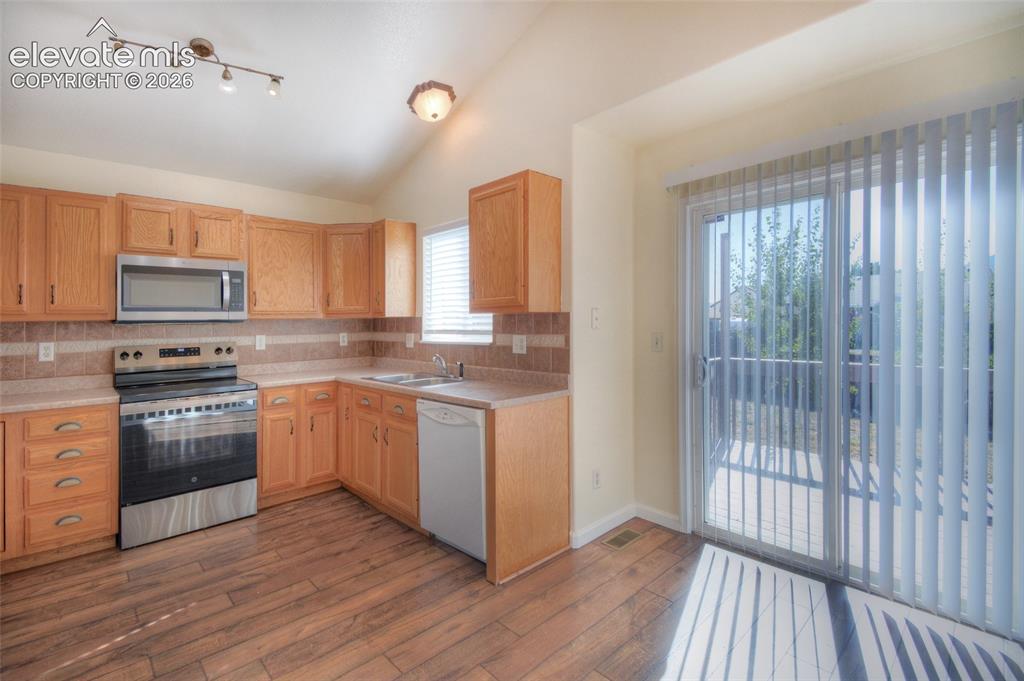 Image 6 of 30: Kitchen