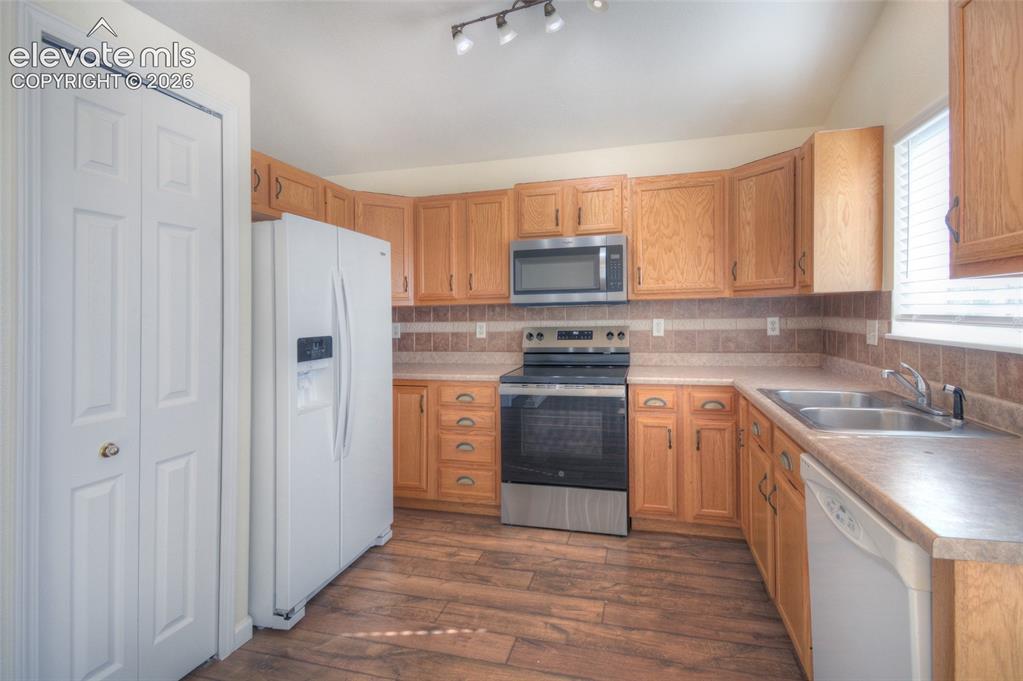 Image 7 of 30: Kitchen