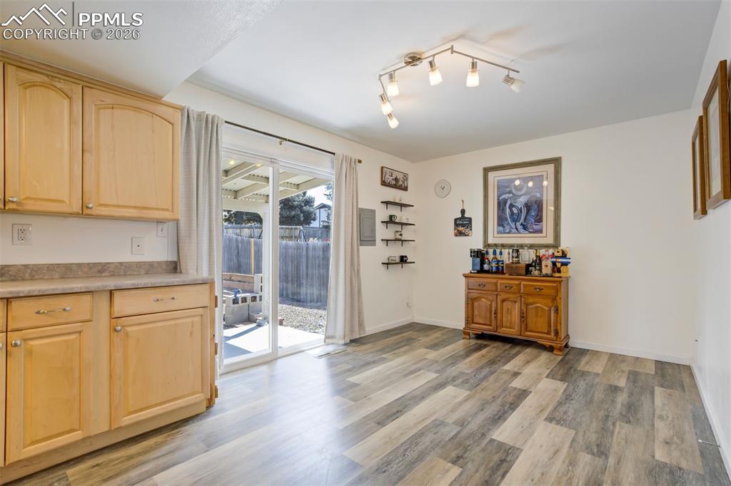 Image 10 of 50: Dining Area