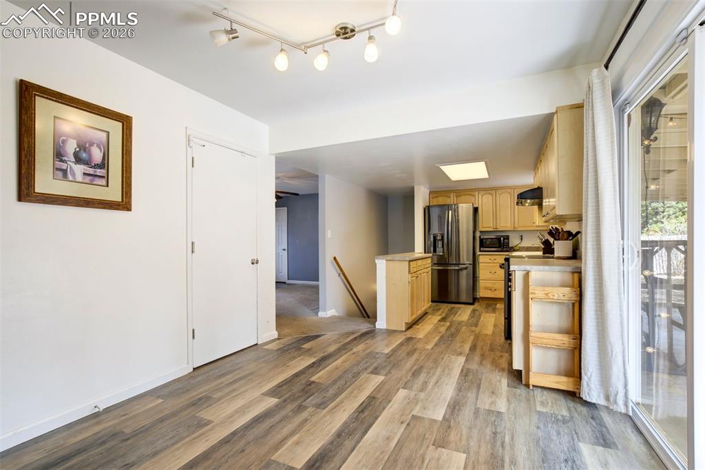 Image 12 of 50: Kitchen