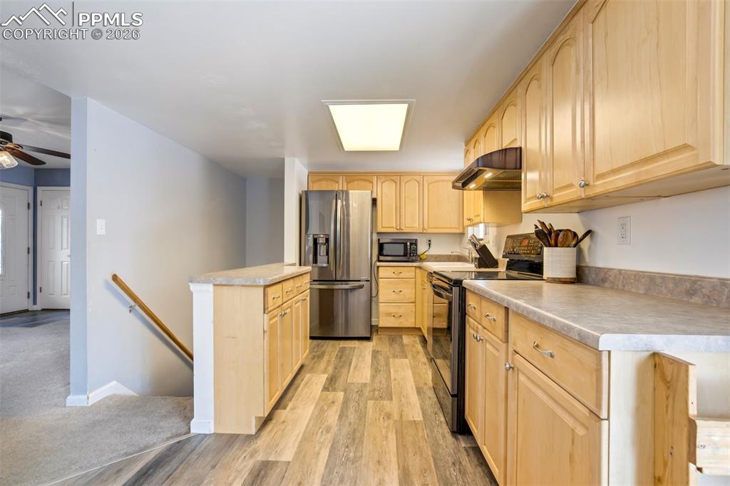 Image 13 of 50: Kitchen