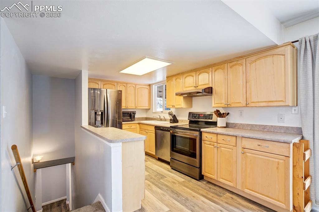 Image 14 of 50: Kitchen