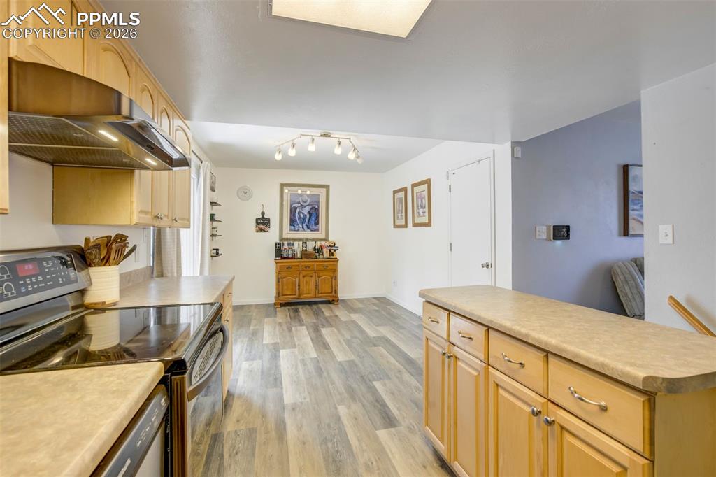 Image 15 of 50: Kitchen