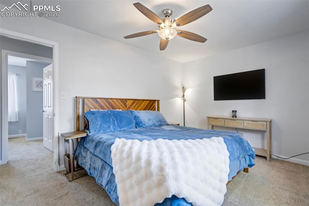 Image 16 of 50: Bedroom