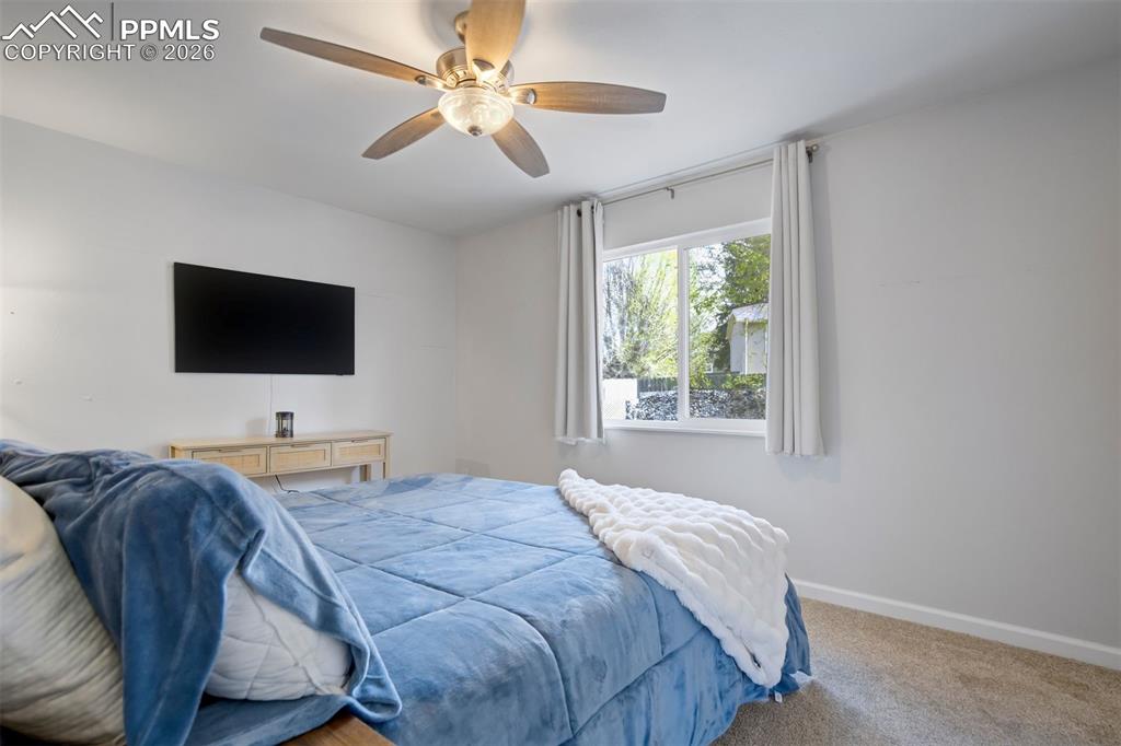 Image 17 of 50: Bedroom