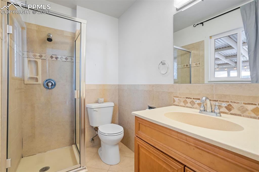 Image 19 of 50: Bathroom