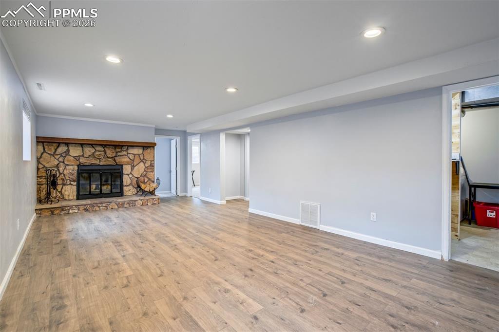 Image 33 of 50: Living Room