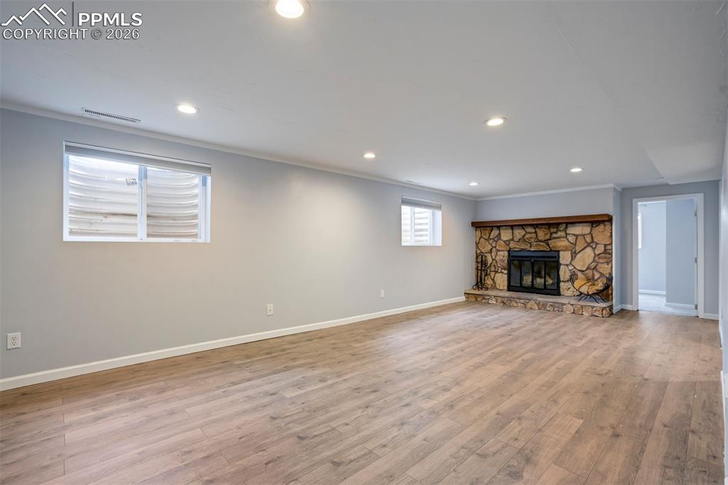 Image 34 of 50: Living Room