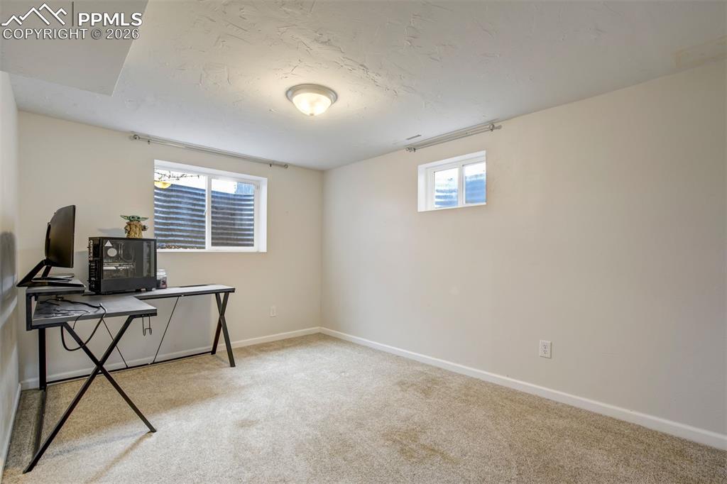 Image 38 of 50: Office