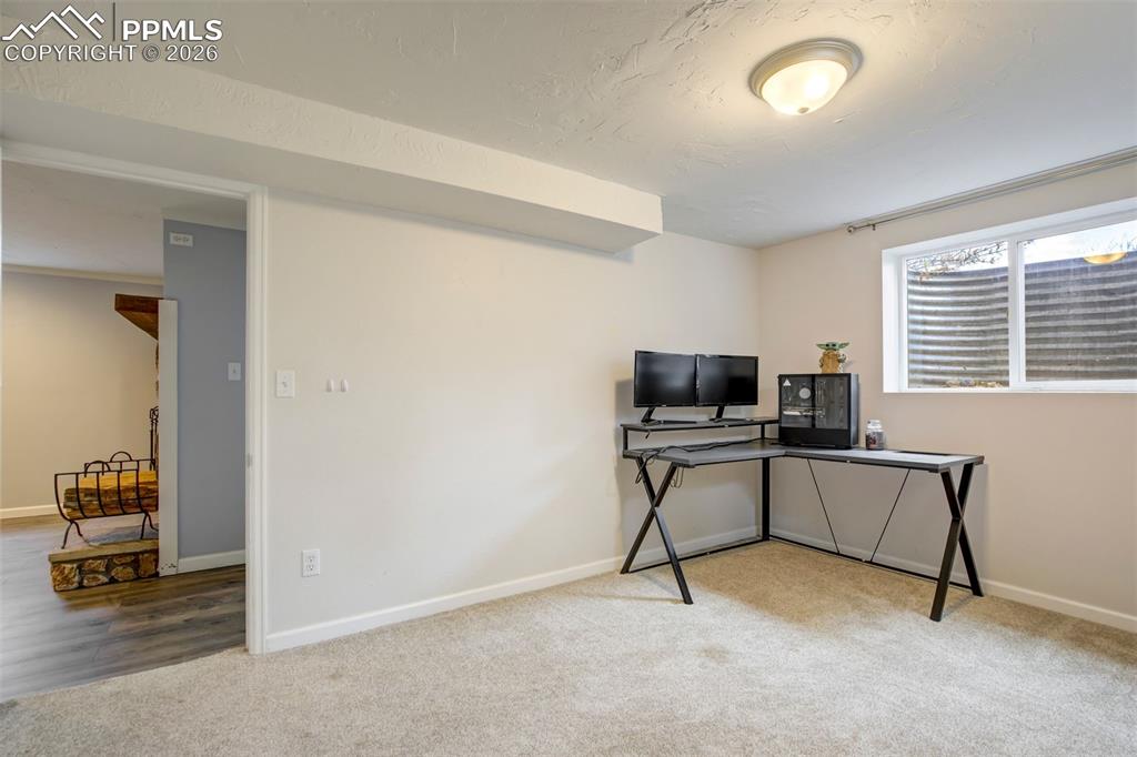 Image 39 of 50: Office