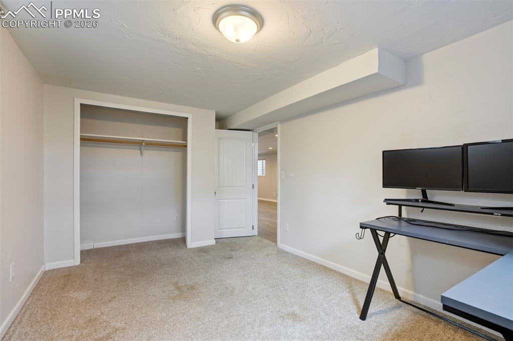 Image 40 of 50: Office