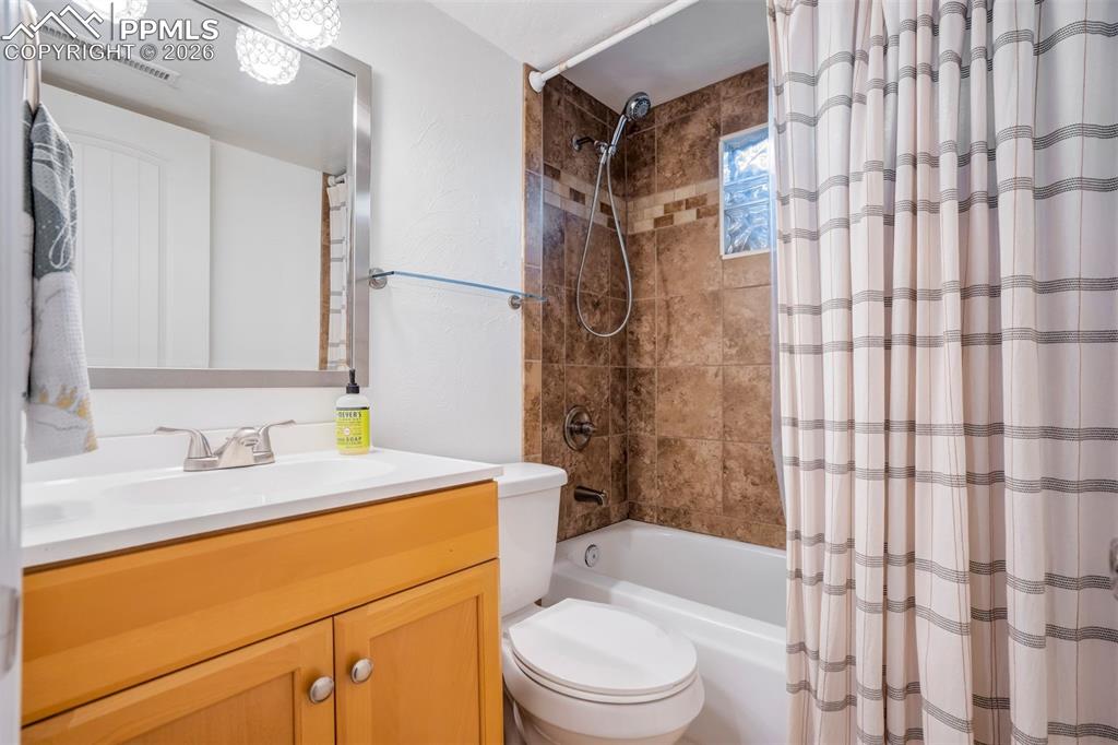 Image 41 of 50: Bathroom