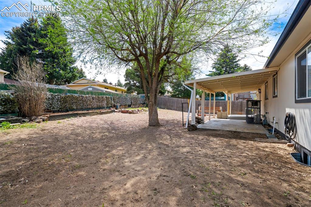 Image 46 of 50: Yard