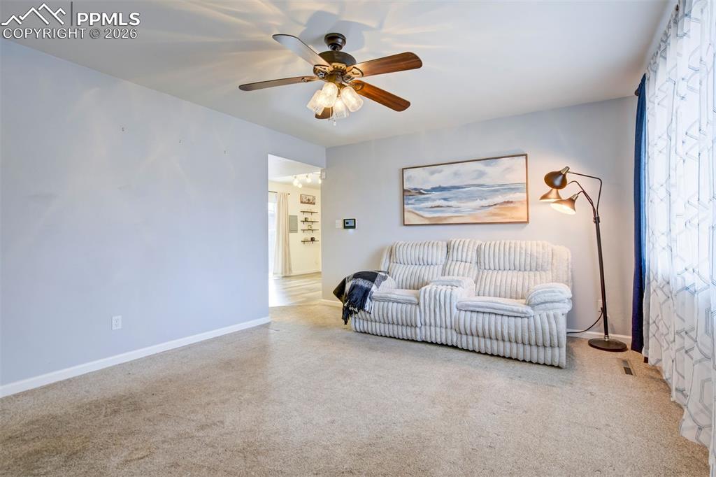 Image 8 of 50: Living Room