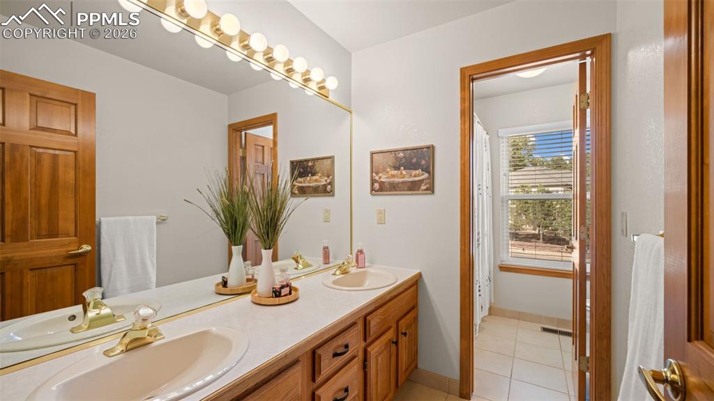 Image 17 of 47: Bathroom