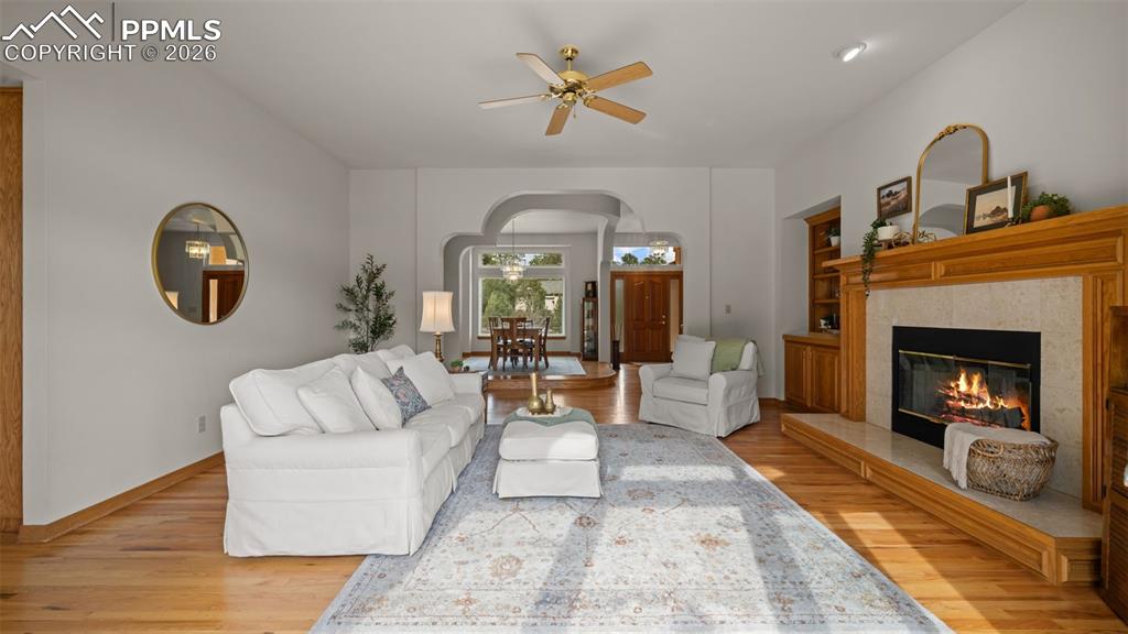 Image 19 of 47: Living Room