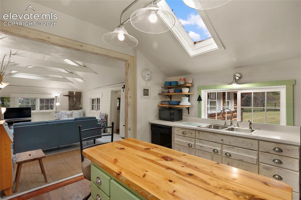 Image 20 of 42: Big, bright and perfectly positioned!