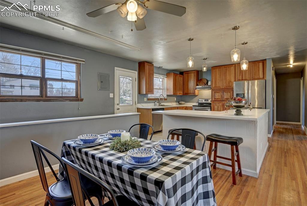 Image 10 of 40: Dining Area