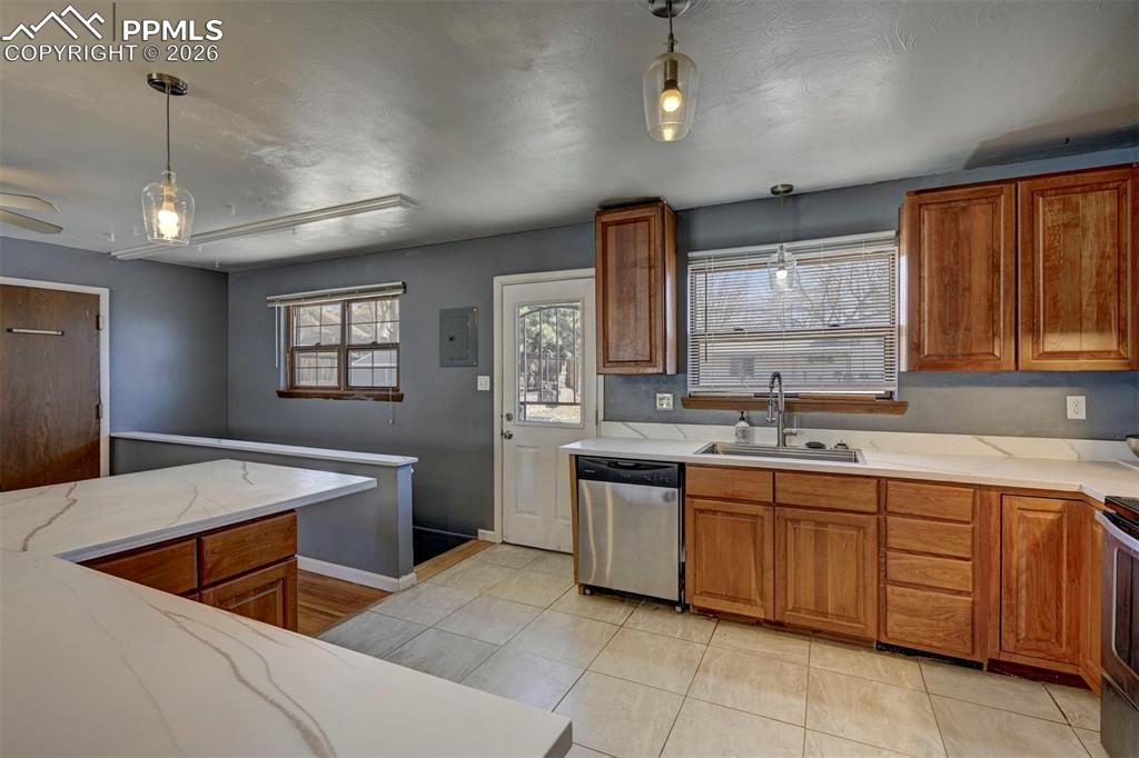 Image 11 of 40: Kitchen