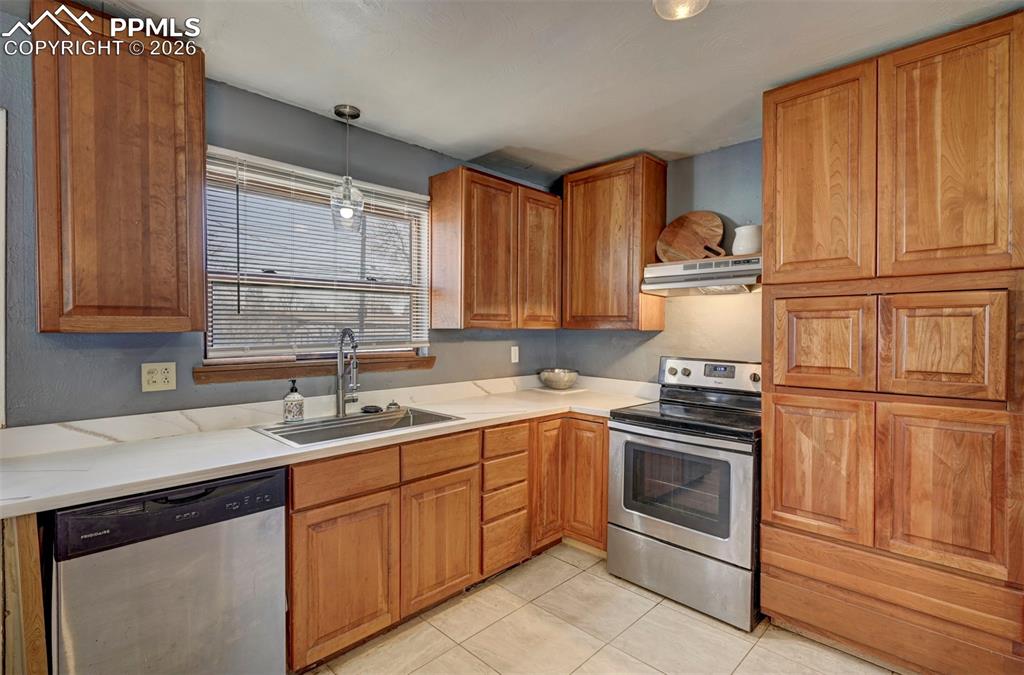 Image 13 of 40: Kitchen