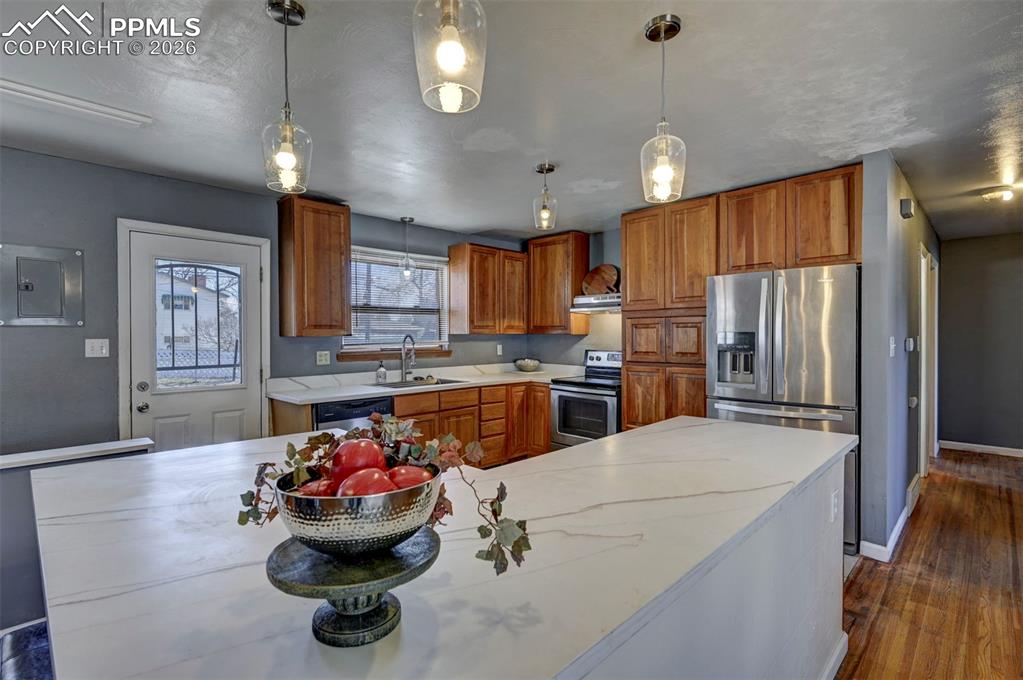 Image 15 of 40: Kitchen