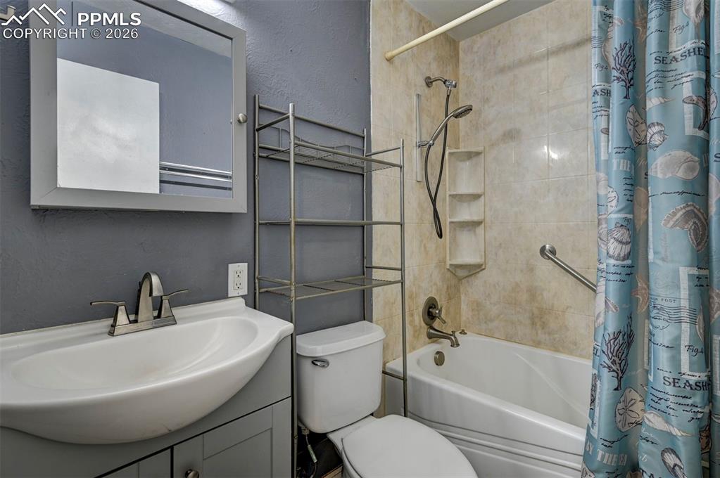 Image 16 of 40: FULL BATH- Main Floor