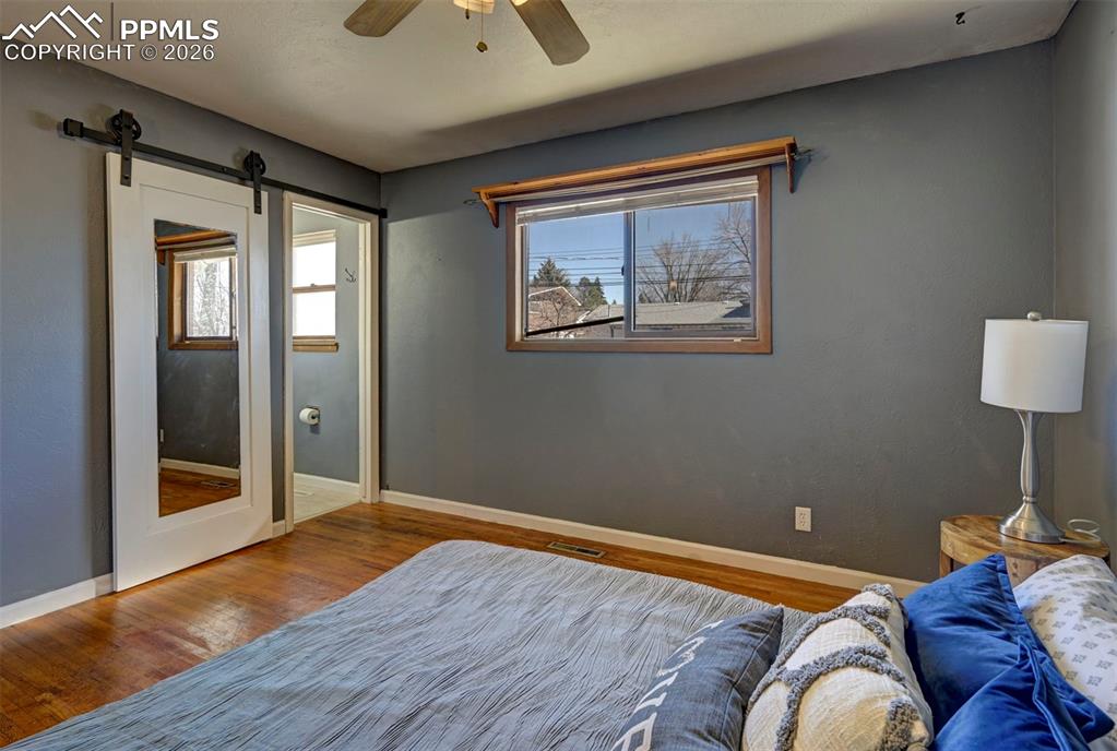 Image 25 of 40: Bedroom