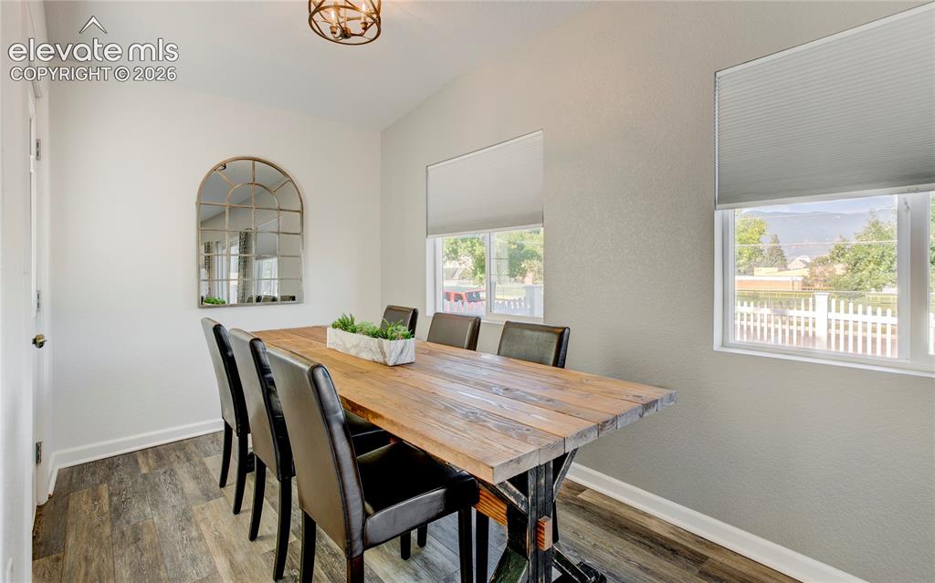Image 15 of 50: Dining Area