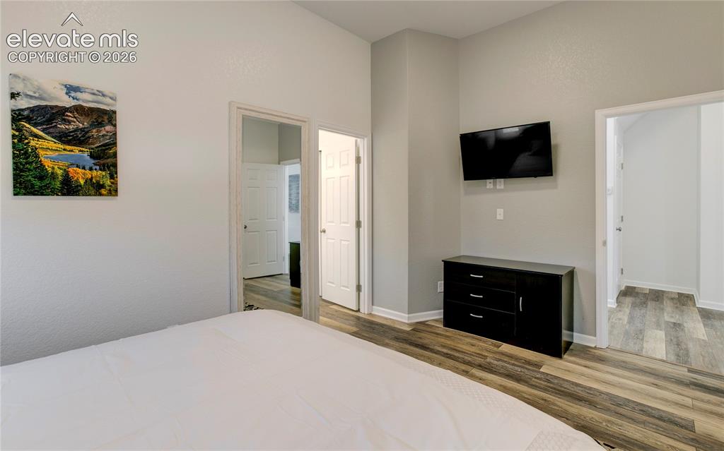 Image 18 of 50: Bedroom