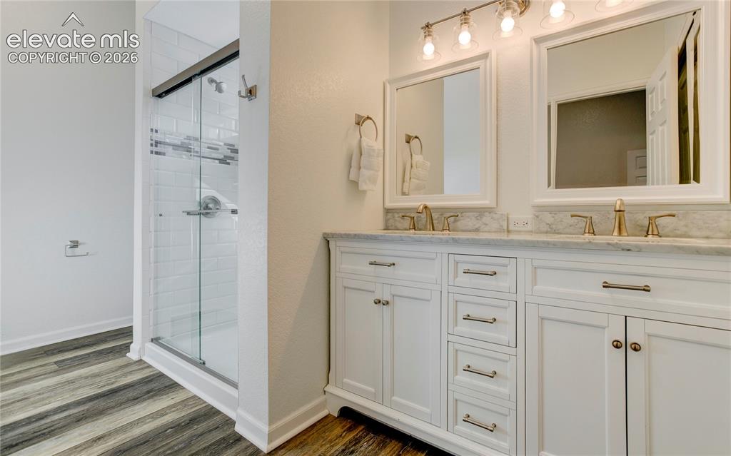 Image 19 of 50: Bathroom