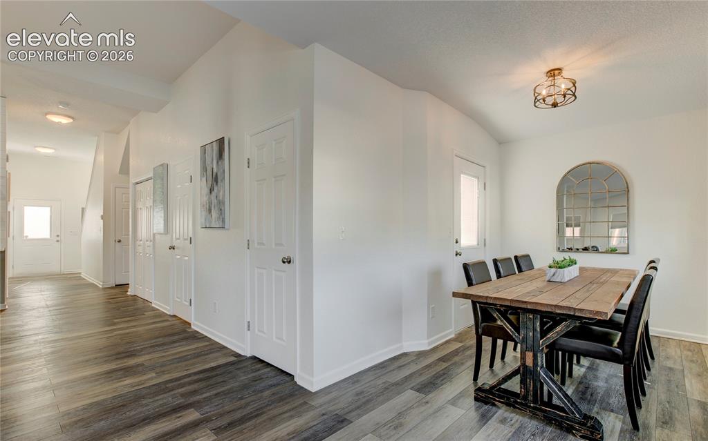 Image 6 of 50: Dining Area
