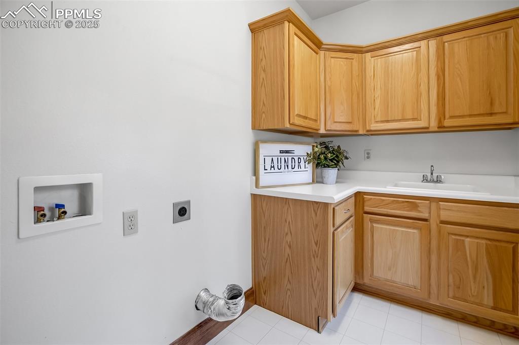 Image 31 of 48: Upper level laundry area