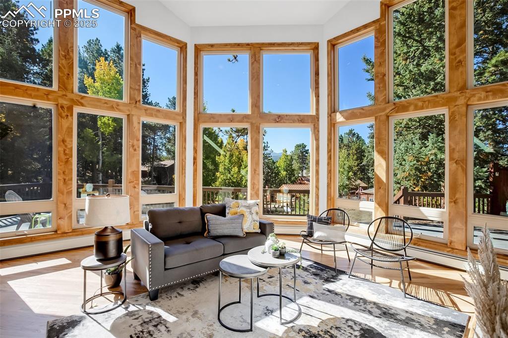 Image 7 of 48: Expansive and bright living area