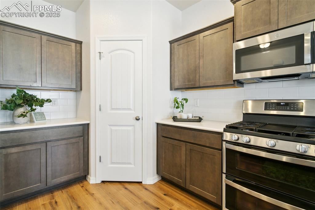 Image 19 of 37: Kitchen