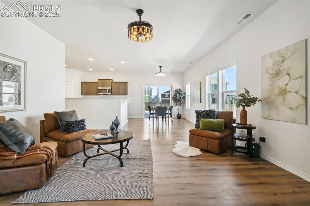 Image 5 of 37: Fancy ceiling fan with retractable blades