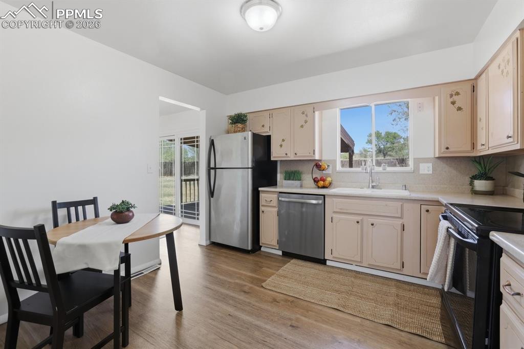 Image 10 of 44: Kitchen