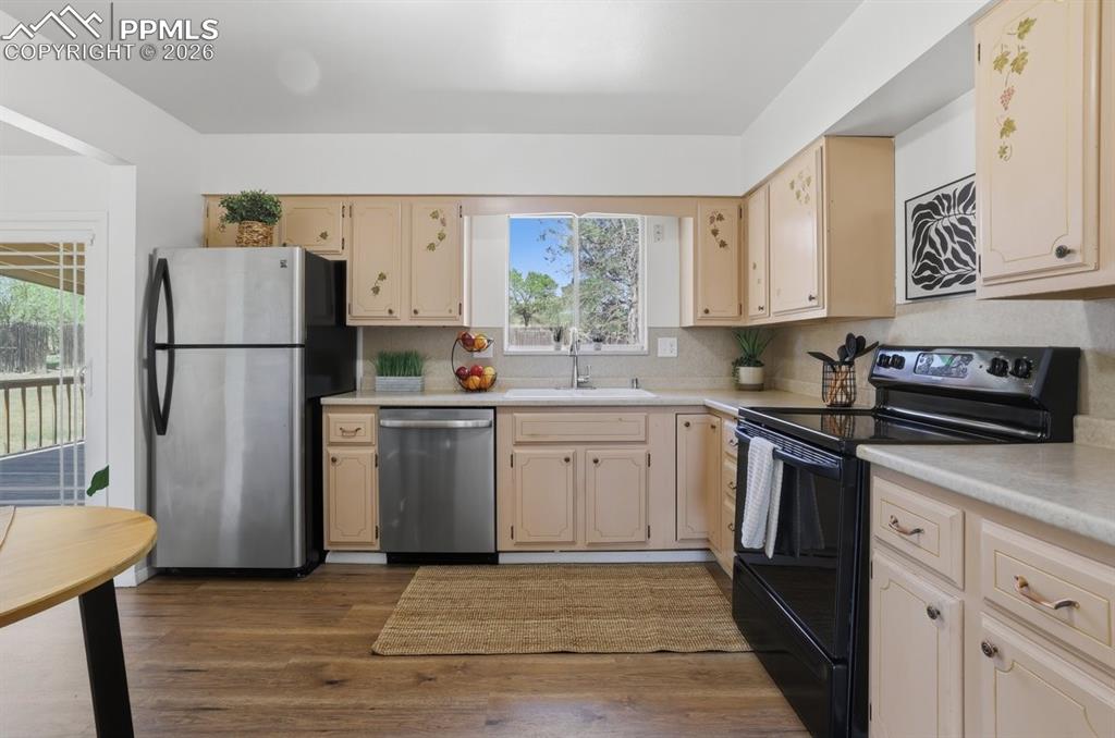 Image 11 of 44: Kitchen