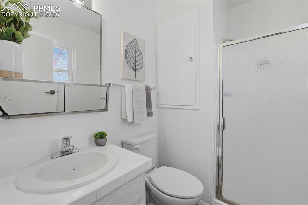 Image 16 of 44: Bathroom