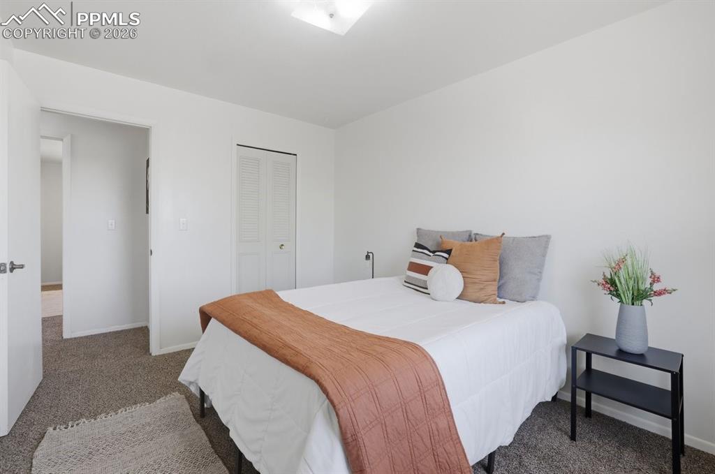 Image 18 of 44: Bedroom